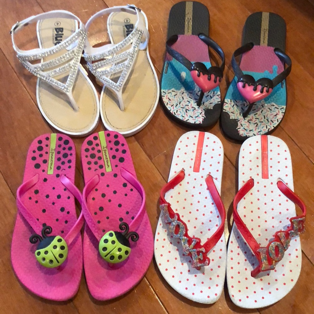 Lot of Ipanema flip flops and one other brand